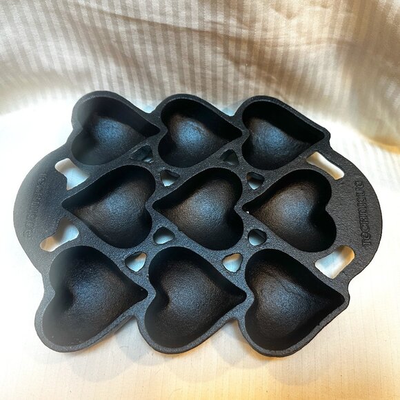 NEW! TECHNIQUE HEART SHAPES PRE SEASONED CAST IRON PAN FOR MUFFINS, COOKIES, ETC - Picture 1 of 4
